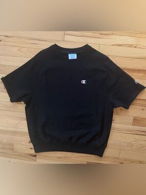 Champion Men’s Black Crewneck Sweatshirt with Small Logo size M